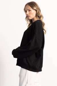 White female model with edgy style wearing a oversized sweatshirt.